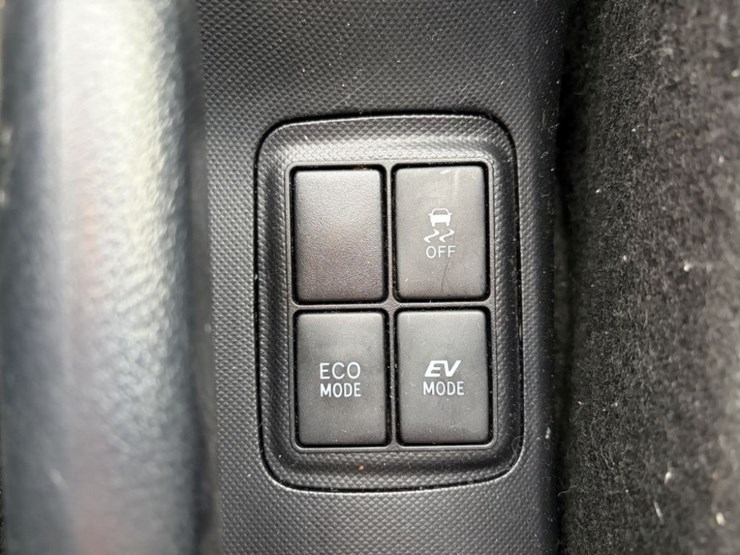 2015-toyota-prius-c-hybrid-hatchback-image-30