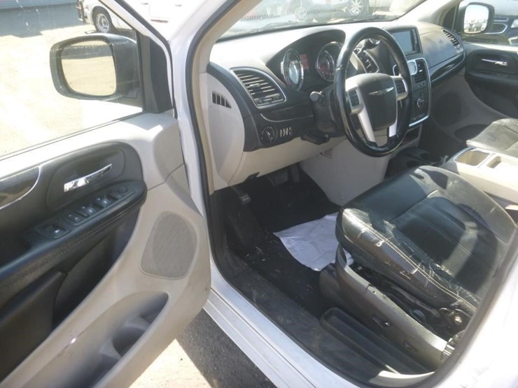 2016-chrysler-town-&-country-image-7