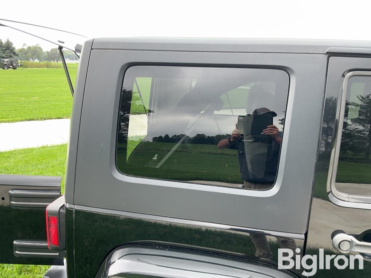 2010-jeep-wrangler-unlimited-sahara-image-13