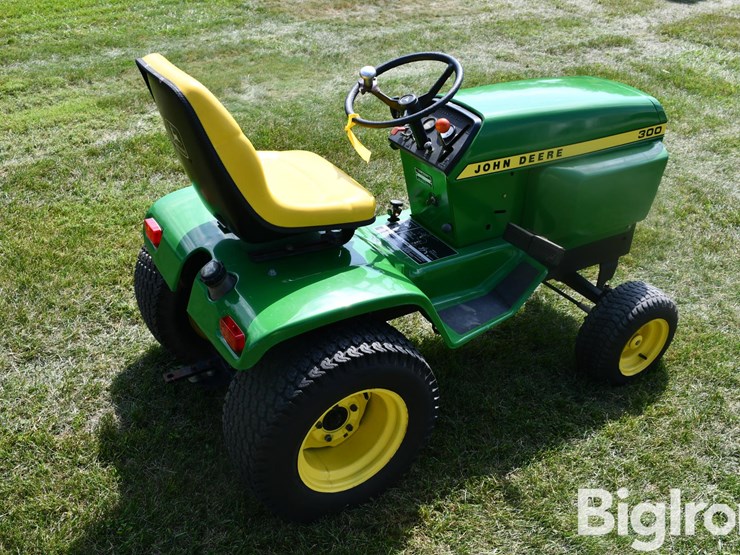 john-deere-300-image-5