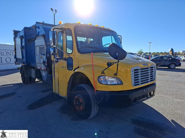 2018-freightliner-m2-106-image-3