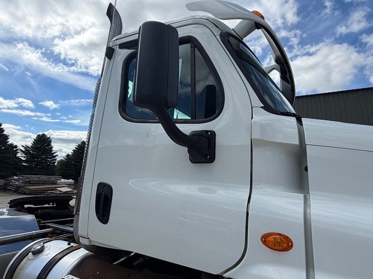 #1607-•-2015-freightliner-cascadia-day-cab-truck-tractor-image-21