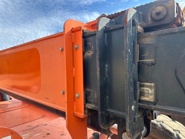 2019-jlg-8042-image-27