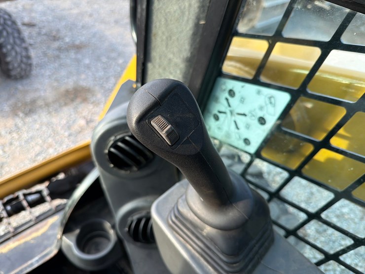 2023-caterpillar-226d3-image-44