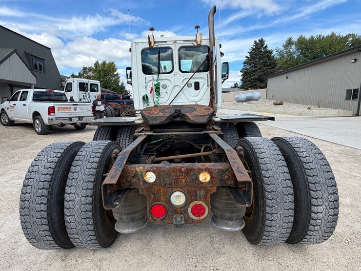 #1607-•-2015-freightliner-cascadia-day-cab-truck-tractor-image-4