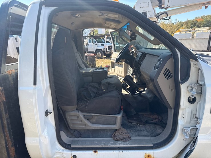 2010-ford-f550-xlt-image-29