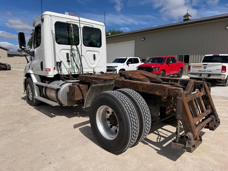 #1608-•-2019-freightliner-cascadia-single-axle-day-cab-image-3