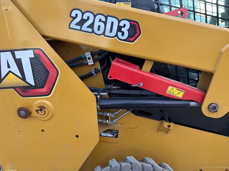 2023-caterpillar-226d3-image-30