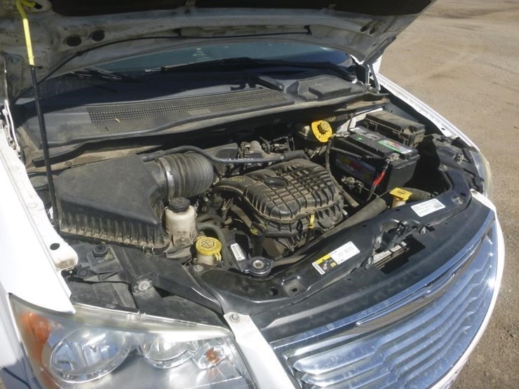 2016-chrysler-town-&-country-image-13