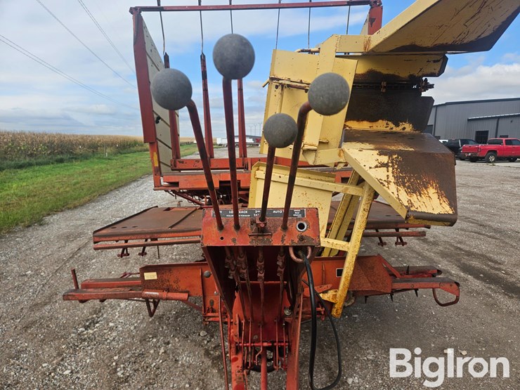new-holland-1038-image-15