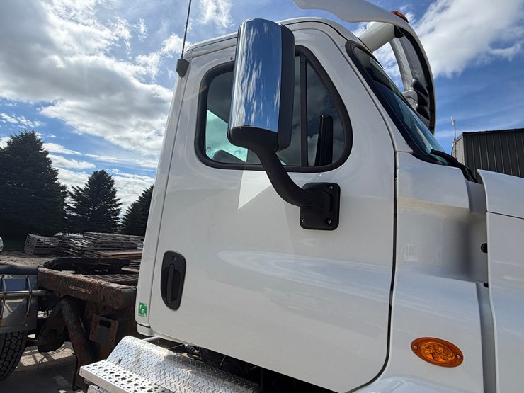 #1608-•-2019-freightliner-cascadia-single-axle-day-cab-image-22