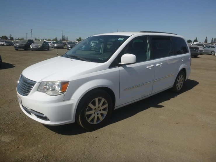 2016-chrysler-town-&-country-image-1