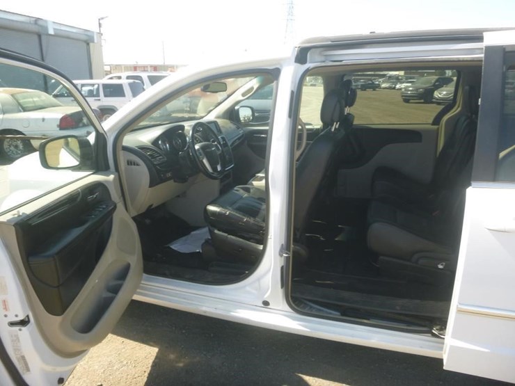 2016-chrysler-town-&-country-image-5