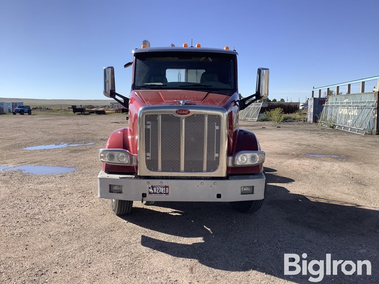 2015-peterbilt-567-image-2