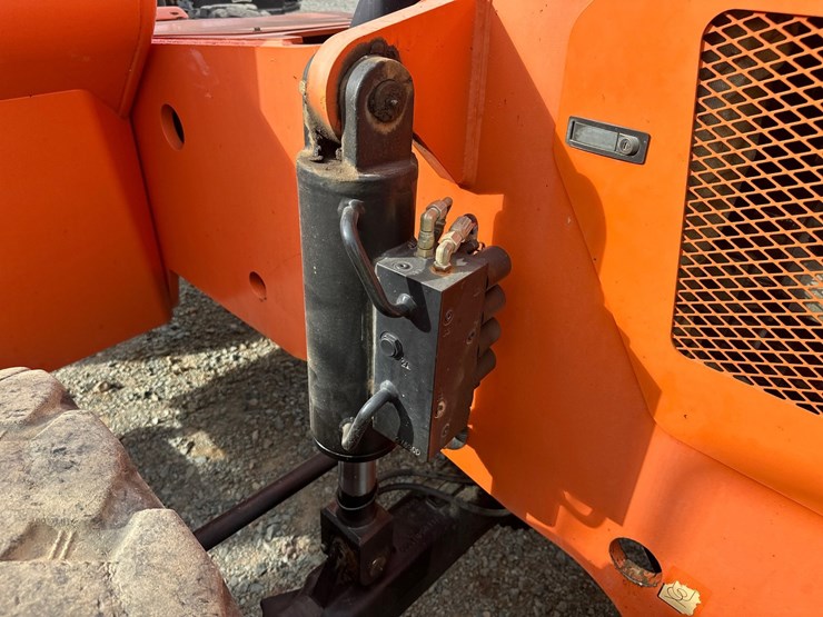 2019-jlg-8042-image-21