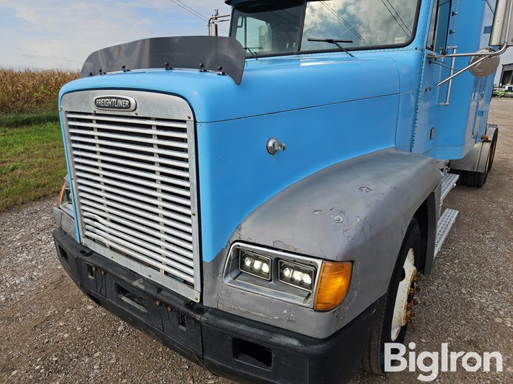 2000-freightliner-fld120-image-10