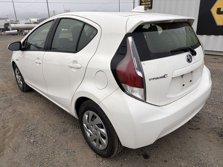 2015-toyota-prius-c-hybrid-hatchback-image-6
