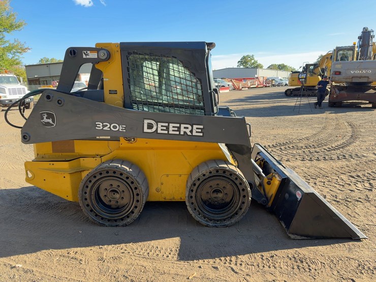 2014-deere-320e-image-6