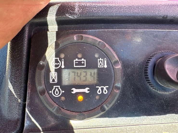 2021-john-deere-2400-image-12