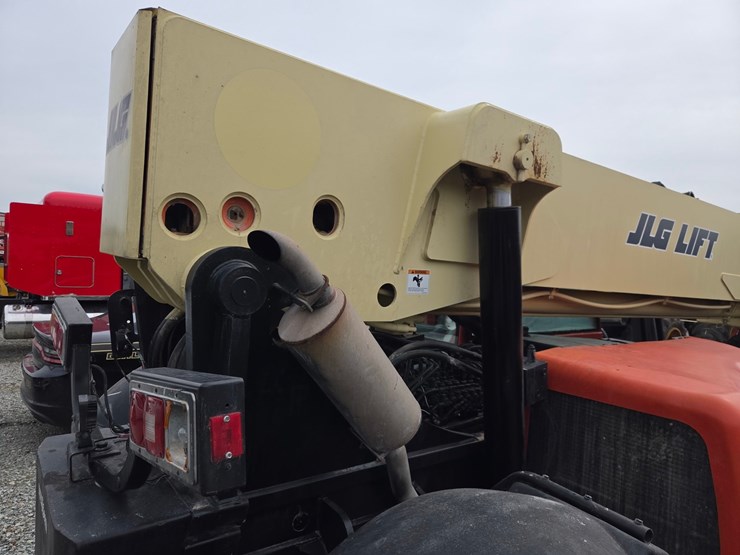 2010-jlg-g10-55a-image-21