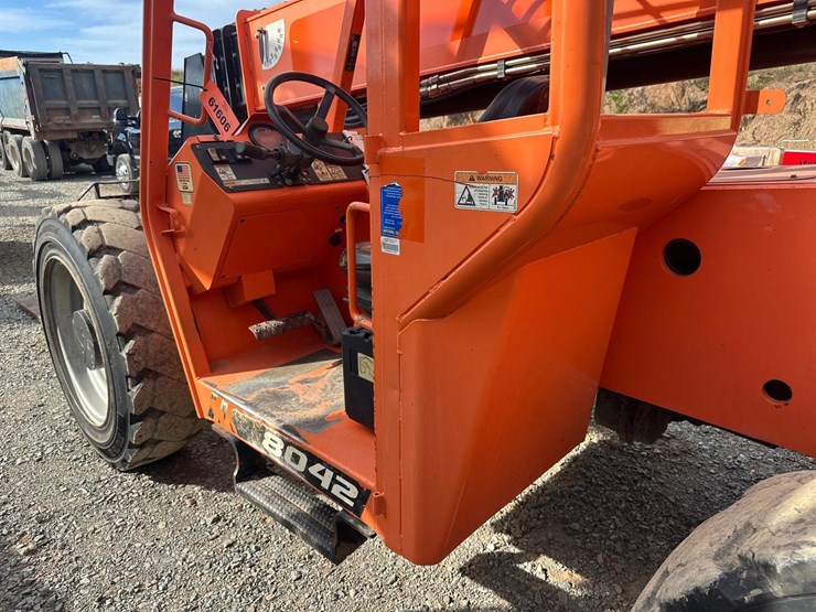 2019-jlg-8042-image-12