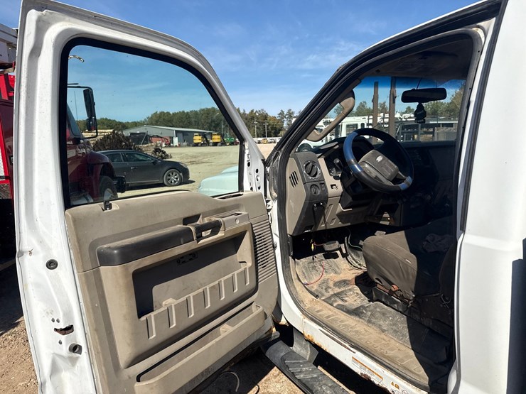 2010-ford-f550-xlt-image-30