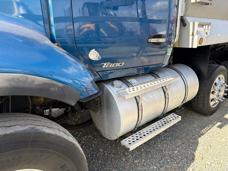 2016-kenworth-t880-image-13