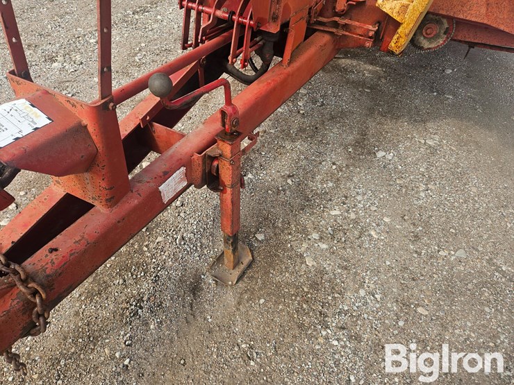 new-holland-1038-image-11