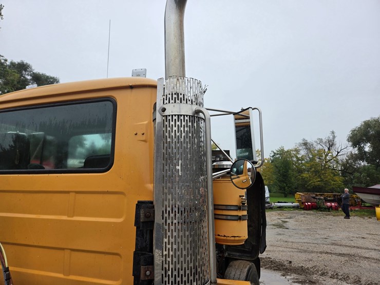 1994-mack-rd688s-image-39