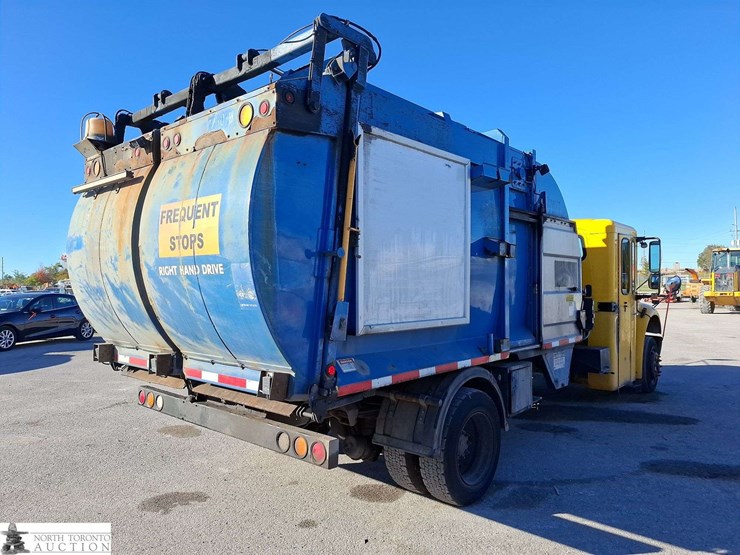2018-freightliner-m2-106-image-5