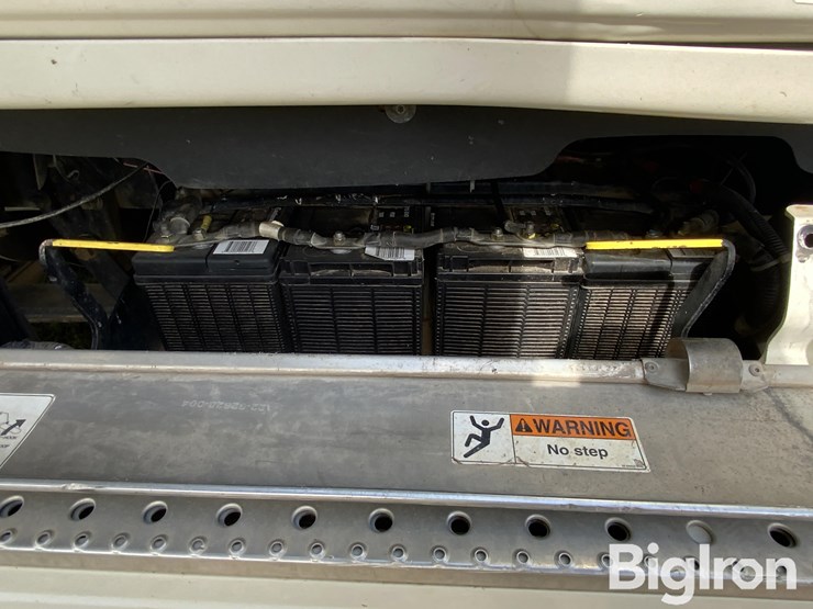 2010-freightliner-cascadia-125-image-20
