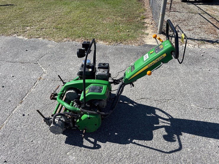 2021-john-deere-220-image-2