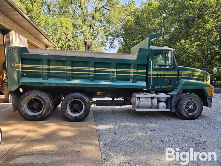 1996-mack-ch613-image-4