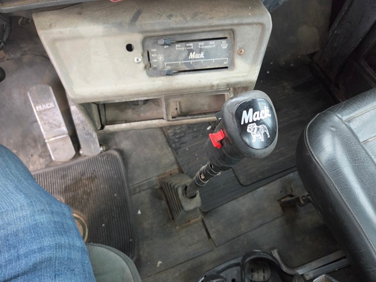 1994-mack-rd688s-image-27