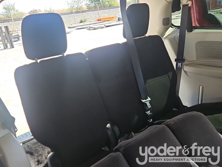 2012-dodge-grand-caravan-image-39