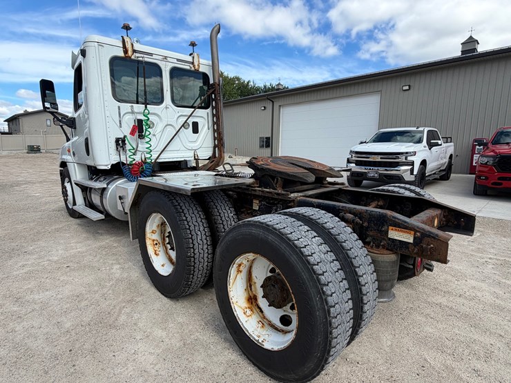 #1607-•-2015-freightliner-cascadia-day-cab-truck-tractor-image-3