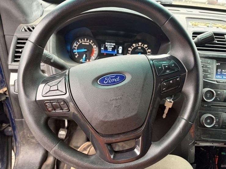 2017-ford-explorer-image-30