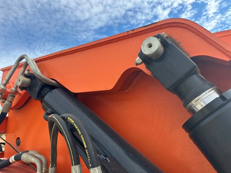 2019-jlg-8042-image-18