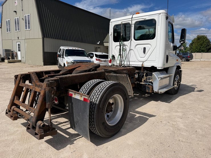 #1608-•-2019-freightliner-cascadia-single-axle-day-cab-image-5