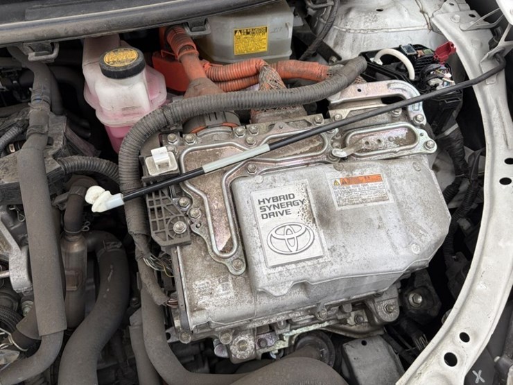 2015-toyota-prius-c-hybrid-hatchback-image-11