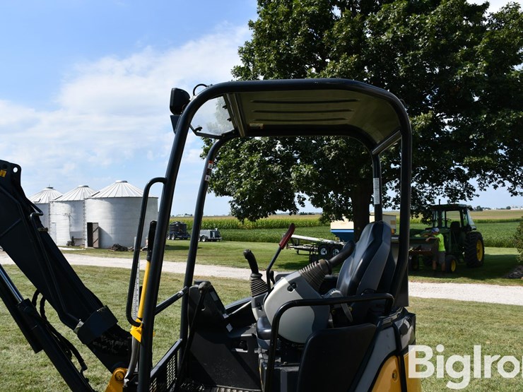 2020-deere-27d-image-17