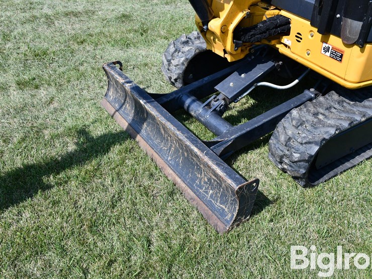 2020-deere-27d-image-13