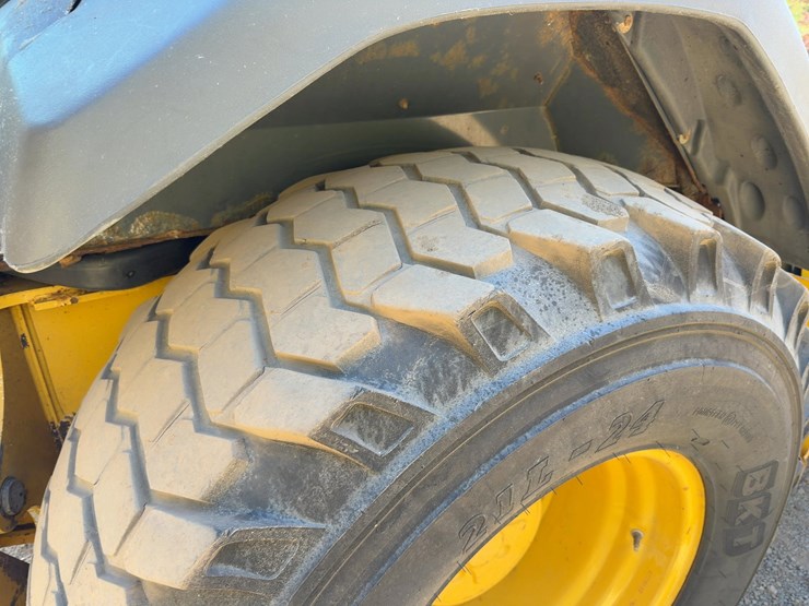 2011-deere-410j-image-14