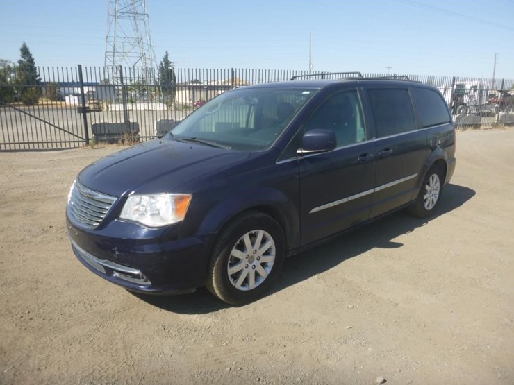 2014-chrysler-town-&-country-image-1