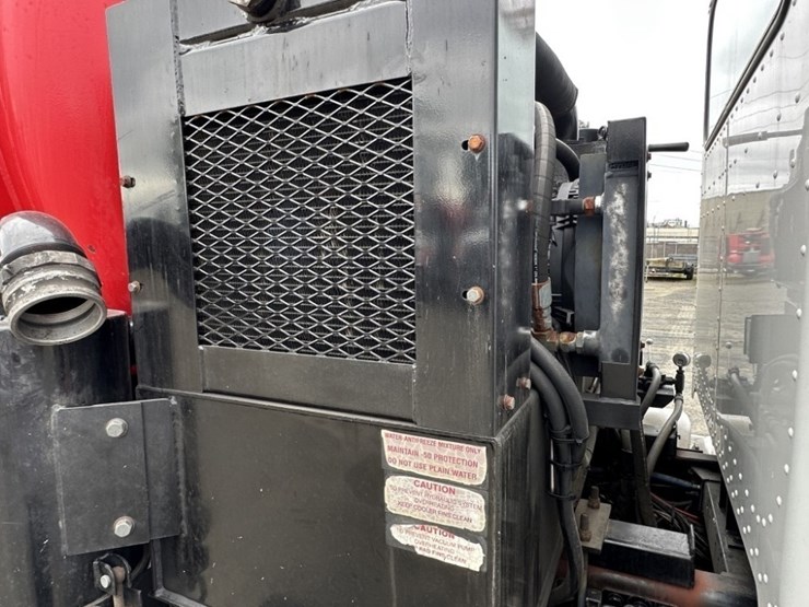 2011-peterbilt-365-image-22