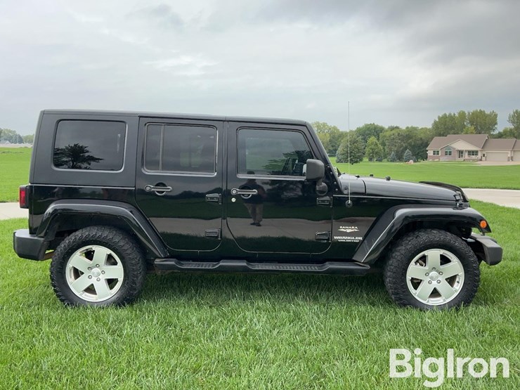 2010-jeep-wrangler-unlimited-sahara-image-4