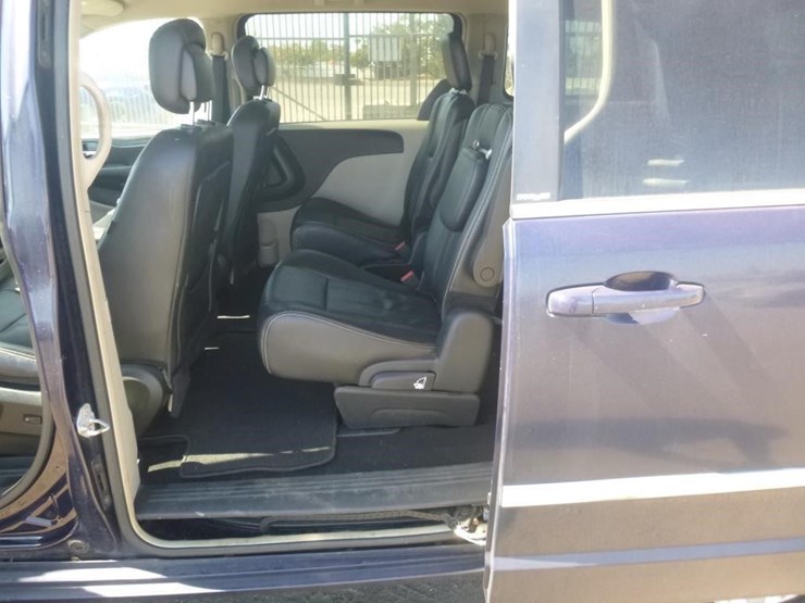 2014-chrysler-town-&-country-image-6