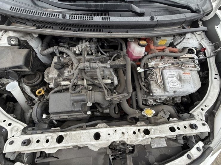 2015-toyota-prius-c-hybrid-hatchback-image-13