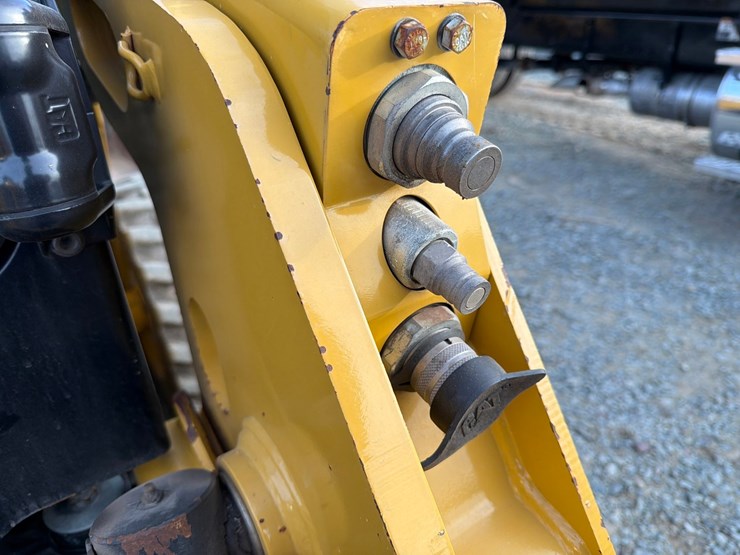 2023-caterpillar-226d3-image-15