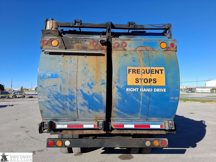 2018-freightliner-m2-106-image-6